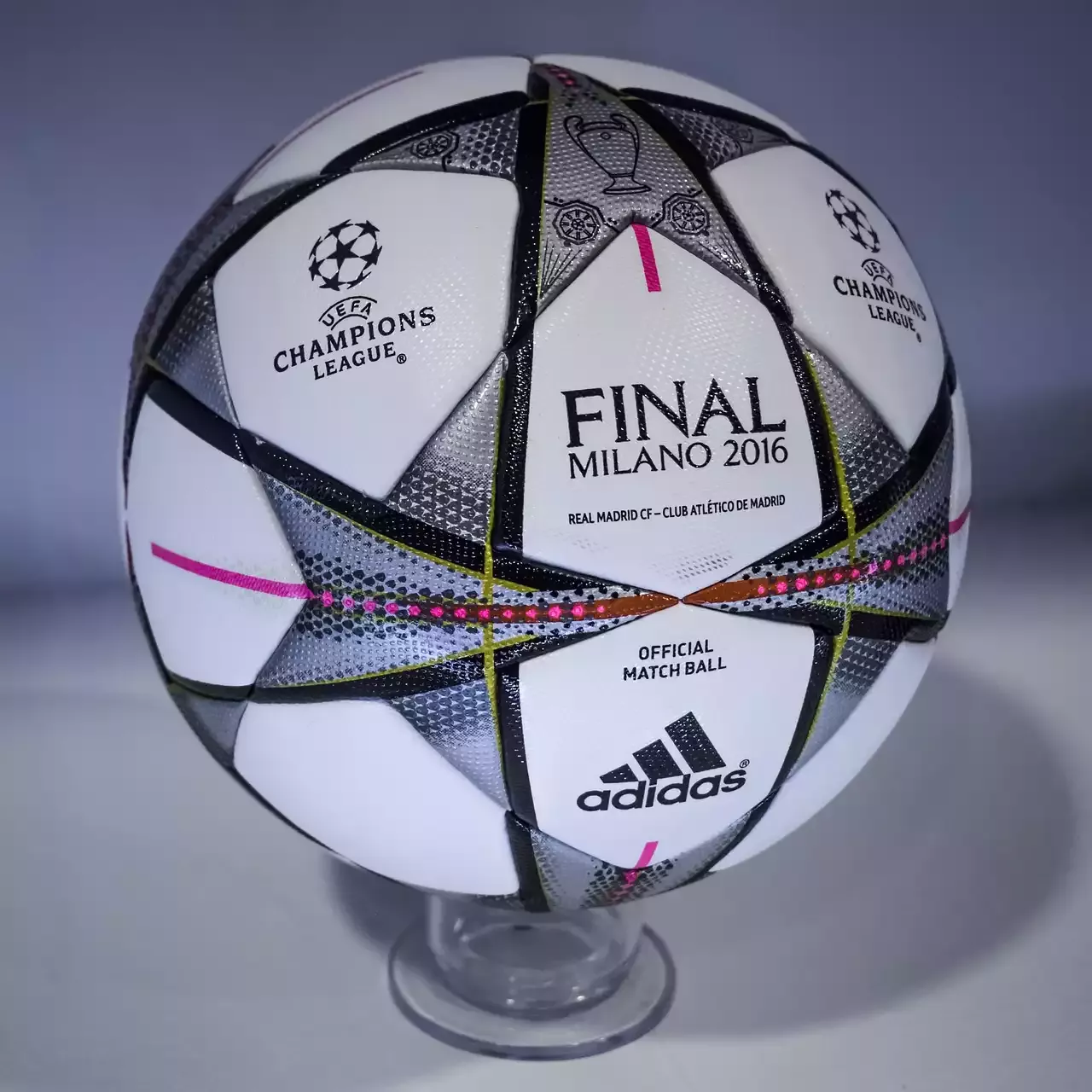 Der erste offizielle Ball für die FIFA-Weltmeisterschaft